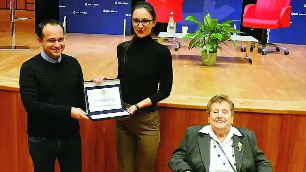 La consegna del premio a Anna Galvagni