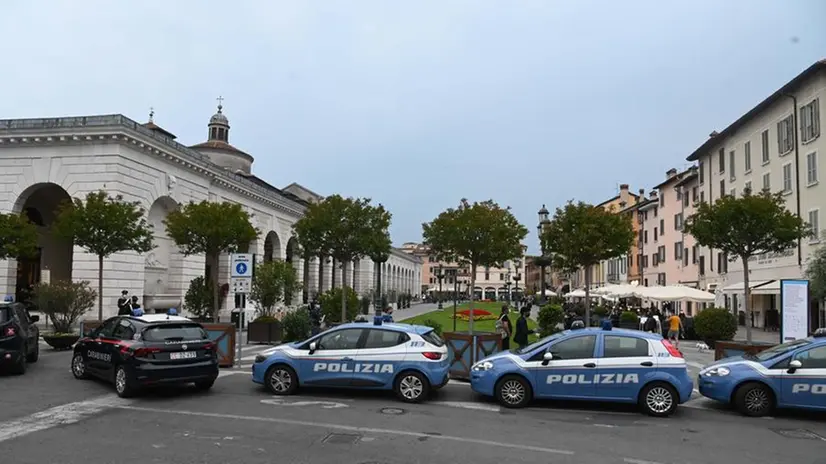 Pattuglie della Polizia in piazzale Arnaldo Foto © www.giornaledibrescia.it
