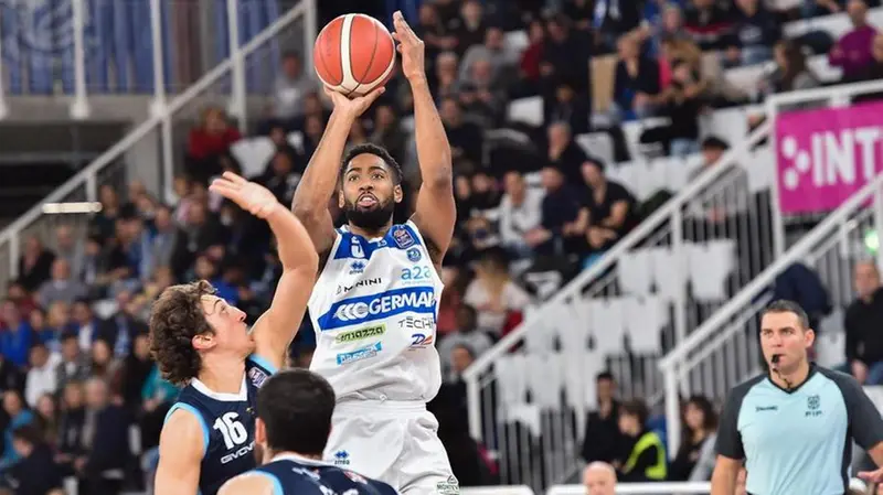 Un'immagine della partita della Germani contro la Gevi Napoli - Foto New Reporter Checchi © www.giornaledibrescia.it