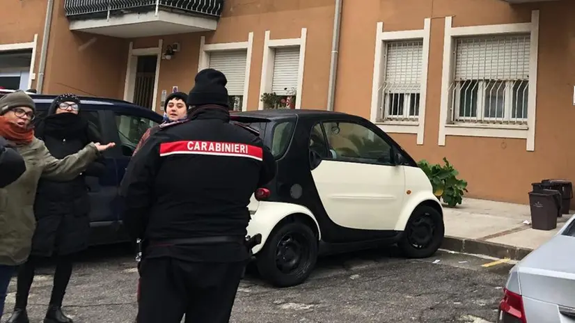 Rezzato, manifestanti e carabinieri in strada durante lo sfratto - © www.giornaledibrescia.it