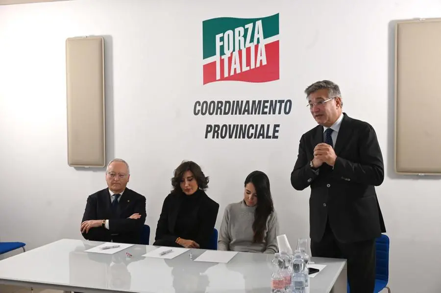 La conferenza stampa di Bernini e Ronzulli in via Inganni