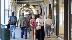 Gente a passeggio in centro a Brescia - Foto Marco Ortogni/Neg © www.giornaledibrescia.it