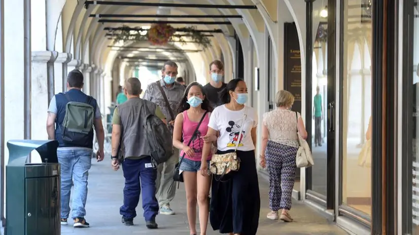 Gente a passeggio in centro a Brescia - Foto Marco Ortogni/Neg © www.giornaledibrescia.it
