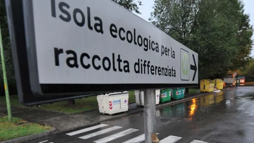 L'episodio all'isola ecologica di via Metastasio -  © www.giornaledibrescia.it