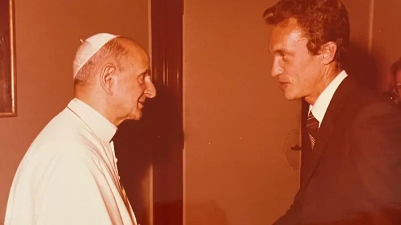 Un giovane Giovanni Bazoli in un incontro con Papa Paolo VI - © www.giornaledibrescia.it