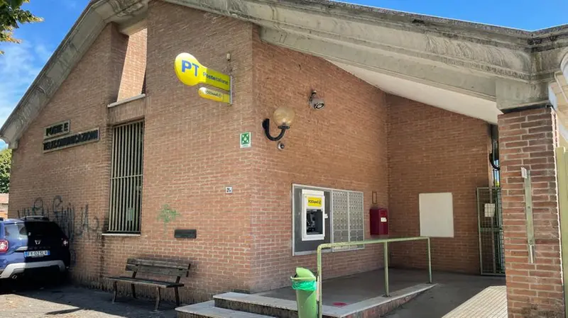 Le foto dei provvedimenti presi da Poste Italiane nei comuni bresciani