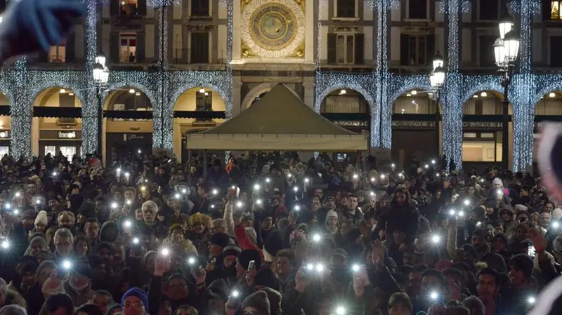 Una suggestiva immagine di piazza della Loggia in un passato Capodanno - Foto Marco Ortogni/Giovanni Benini Neg © www.giornaledibrescia.it