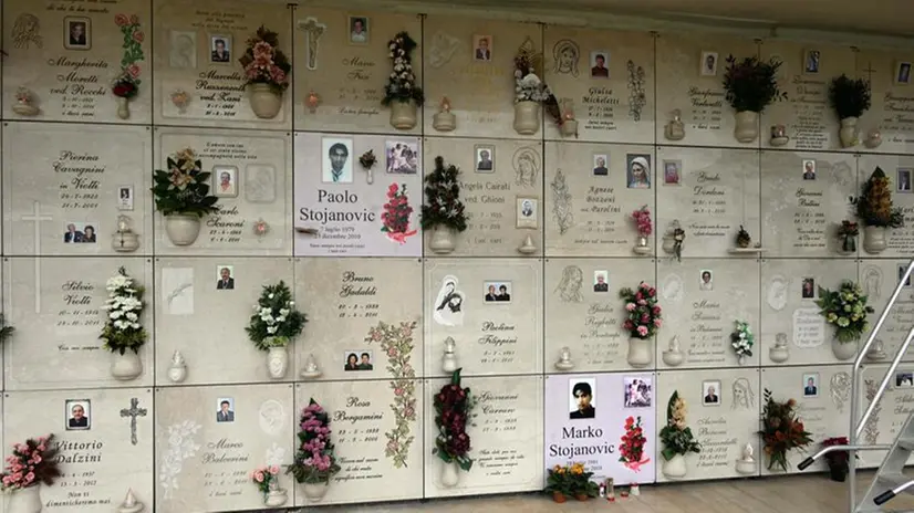 Il cimitero di Montirone dove sono state profanate le tombe