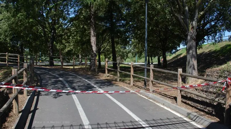 Chiusa anche la ciclabile che sfila sotto il viadotto di via Volturno - Foto D. G. Marini
