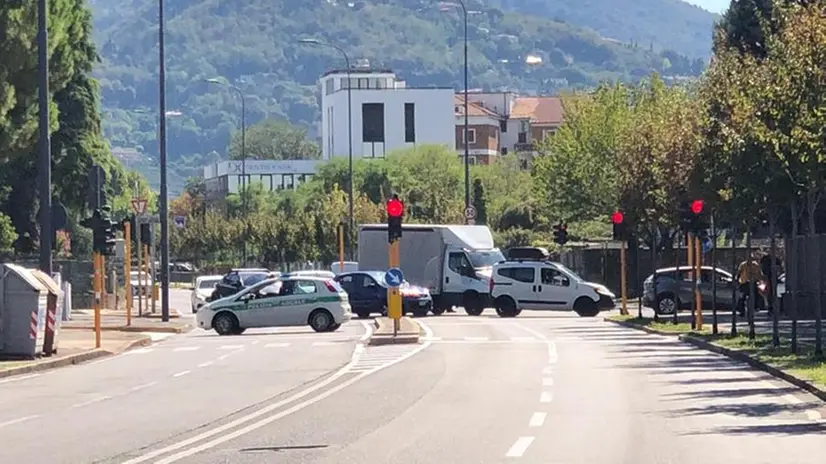 Danneggiato il ponte di via Volturno, traffico in tilt in tutta la zona