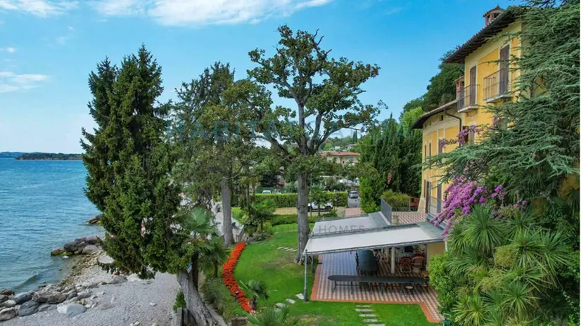 Alcuni scatti comparsi sul sito di compravendita immobiliare