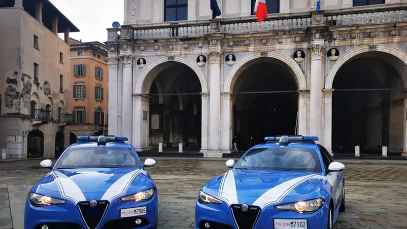 Le auto nuove della Polizia di stato in piazza Loggia