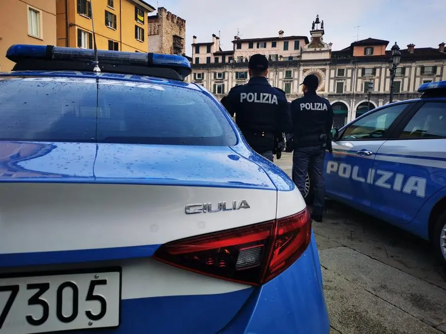 Le auto nuove della Polizia di stato in piazza Loggia