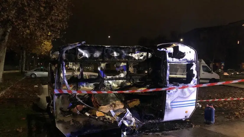 La roulotte andata a fuoco in via Volturno