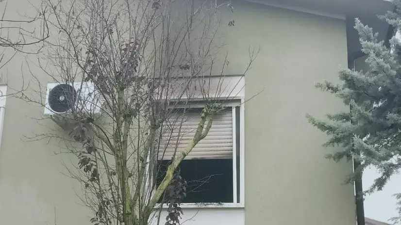 Chiari, a fuoco la termocoperta: paura per mamma e bimbo