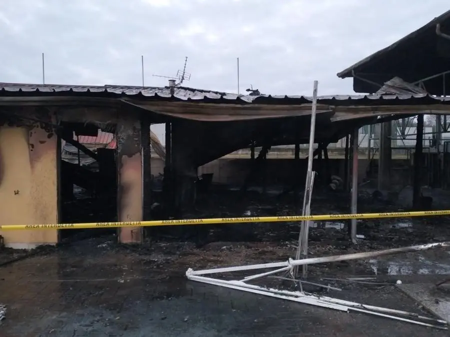 L'incendio ha distrutto il ristorante del bocciodromo a Passirano