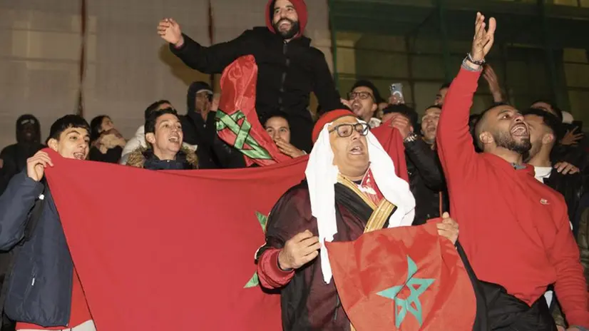 Tifosi marocchini festeggiano in piazza Vittoria per la partita in Qatar