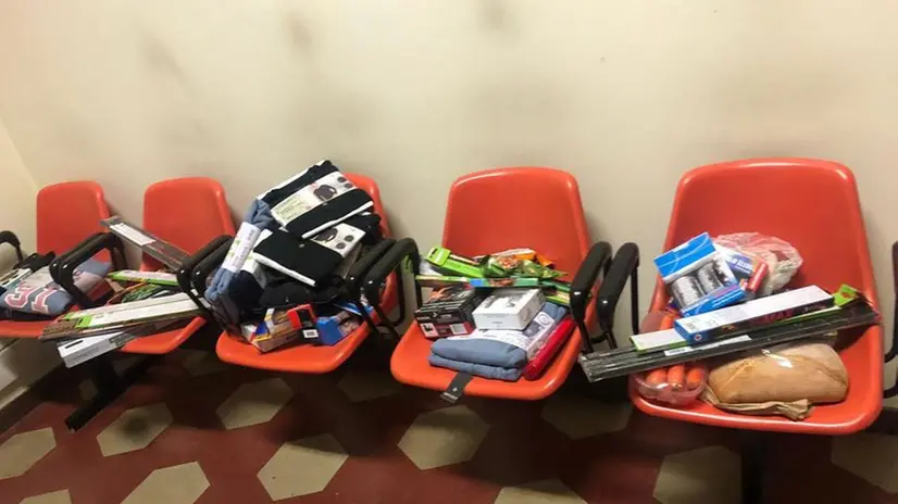 Furto al supermercato, poi la fuga sull'auto che non può circolare: due indagati