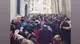 Via Gasparo da Salò gremita di persone per l'aperitivo della Vigilia di Natale