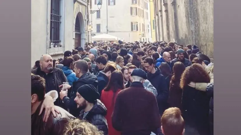 Via Gasparo da Salò gremita di persone per l'aperitivo della Vigilia di Natale