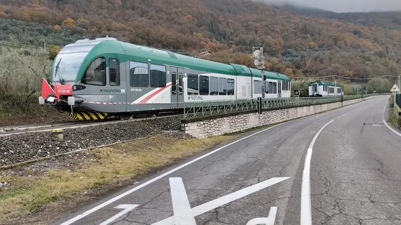 Il treno deragliato a Iseo fermo sui binari e sotto sequestro - Foto © www.giornaledibrescia.it