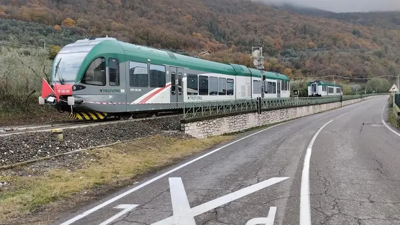Il treno deragliato a Iseo fermo sui binari e sotto sequestro - Foto © www.giornaledibrescia.it