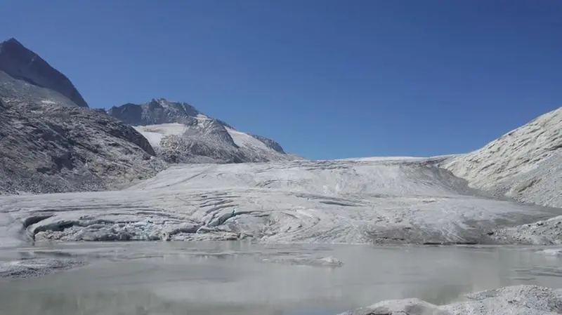 Il Lago Nuovissimo che si è formato alle pendici del ghiacciaio del Mondrone - Foto di Roberto Ranzi