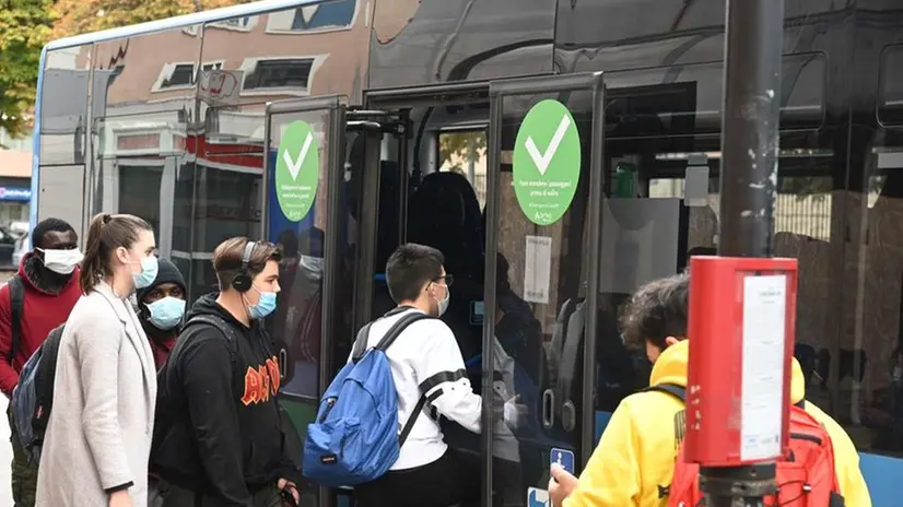 Studenti salgono su un autobus del trasporto pubblico - Foto Gabriele Strada /Neg © www.giornaledibrescia.it