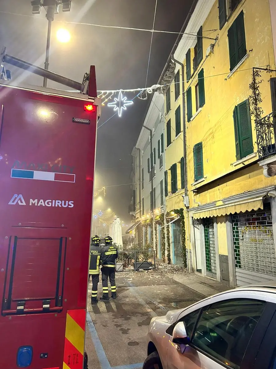 In corso Cavour ieri sera si è staccato un pezzo di cornicione