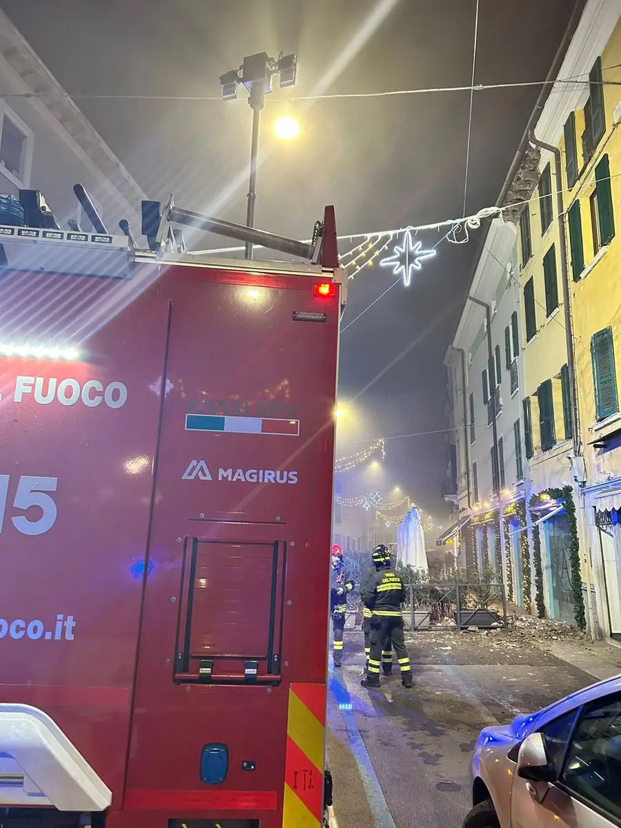 In corso Cavour ieri sera si è staccato un pezzo di cornicione