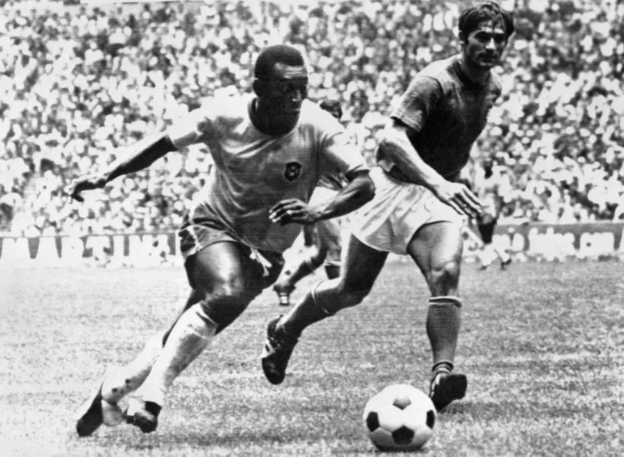 Pelè affronta Tarcisio Burgnich nella finale mondiale Italia-Brasile di Città del Messico il 21 giugno 1970 - Foto Afp © www.giornaledibrescia.it