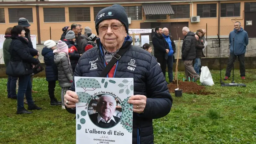L'albero nel ricordo di Ezio Garibaldi è stato piantato al parco Zorat
