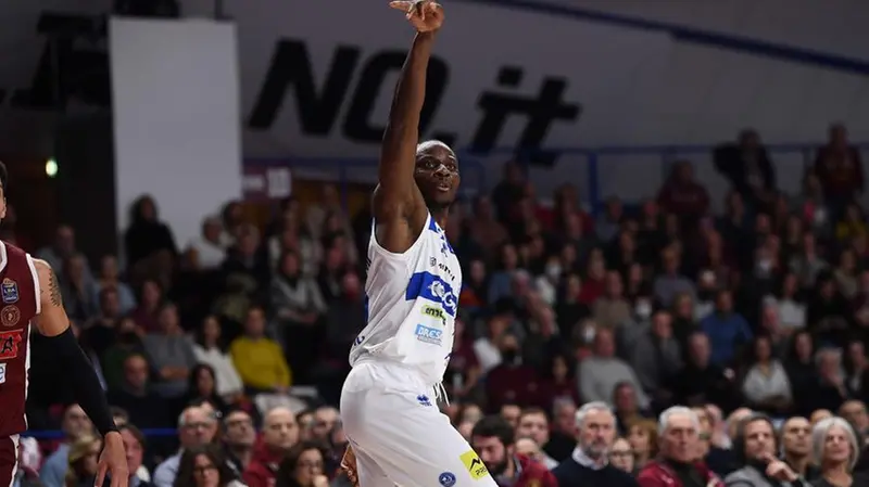 Basket, le immagini della sfida tra la Germani e Venezia