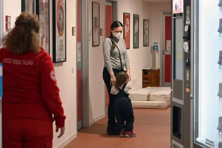 Una donna ucraina con sua figlia nella sede della Croce Rossa - Foto Marco Ortogni Neg © www.giornaledibrescia.it