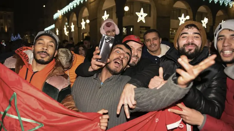 I festeggiamenti in piazza Vittoria dei marocchini per il passaggio in semifinale ai Mondiali