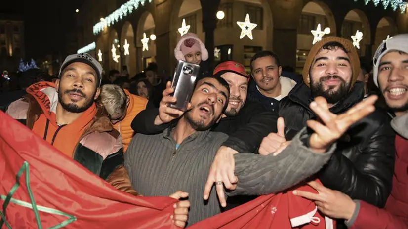 I festeggiamenti in piazza Vittoria dei marocchini per il passaggio in semifinale ai Mondiali