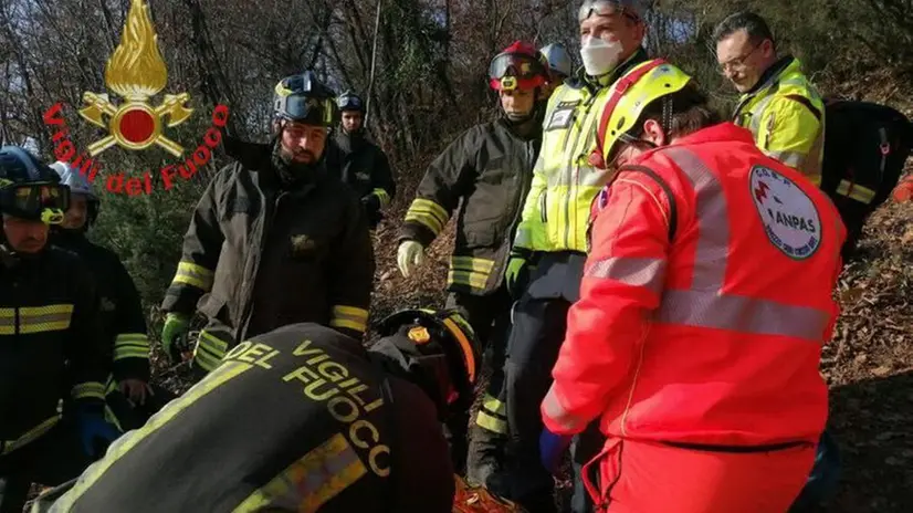 Concesio, ferito dal ramo mentre taglia l'albero: i soccorsi