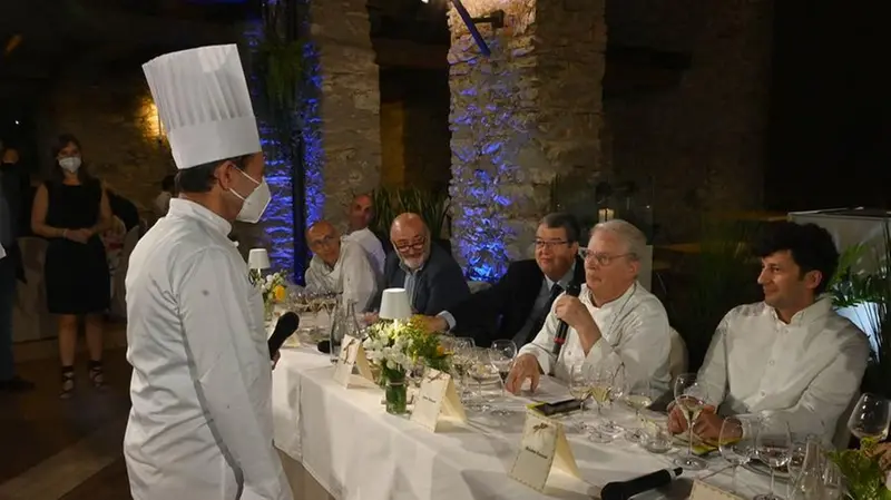 Uno dei concorrenti ascolta la valutazione del suo piatto - Foto New Reporter Favretto © www.giornaledibrescia.it