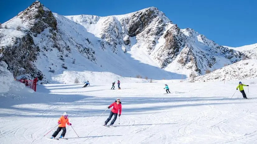 Alcuni tra i primissimi sciatori che si sono goduti una giornata sulla neve al Passo del Tonale