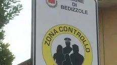 Un cartello che indica la zona di controllo di vicinato - Foto © www.giornaledibrescia.it