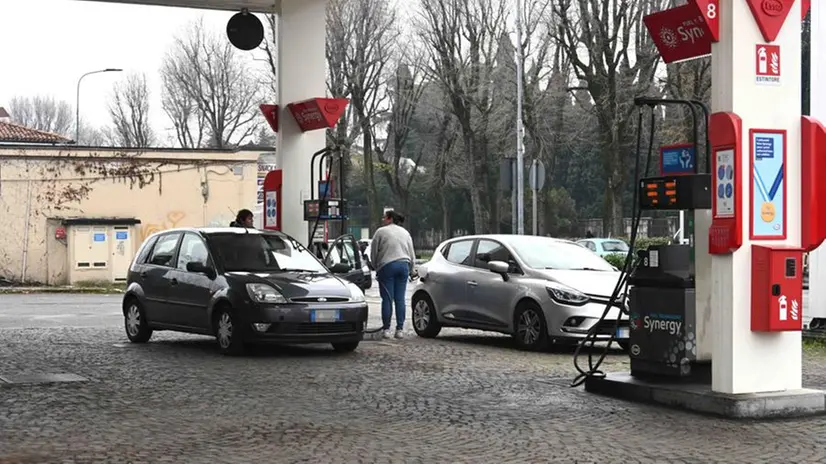 I bresciani ai distributori di benzina
