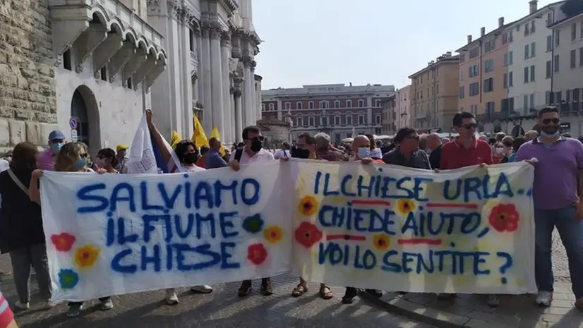 In piazza. Una delle proteste durante i 500 giorni di presidio contro il depuratore del Garda