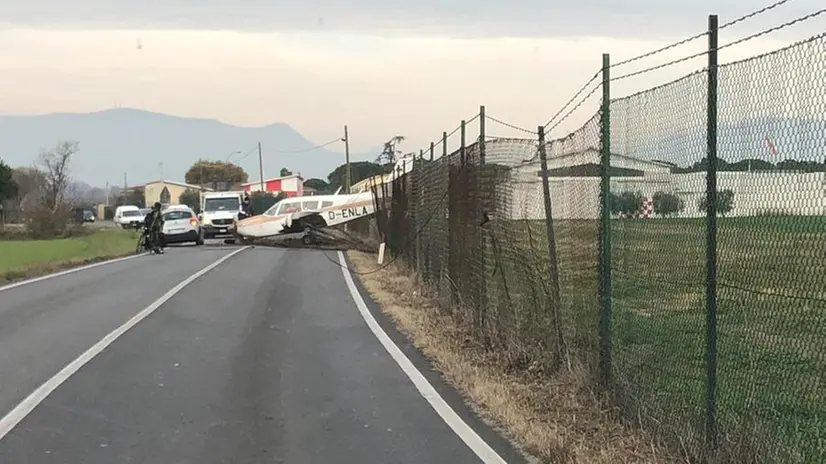 L'aereo finito sulla strada a Calvagese della Riviera