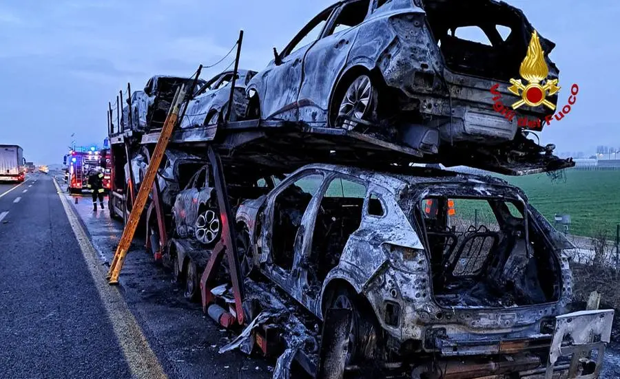 Bisarca partita da Brescia in fiamme in A4, distrutte sei auto su otto