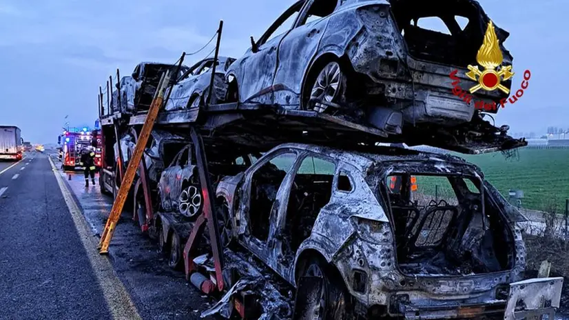 Bisarca partita da Brescia in fiamme in A4, distrutte sei auto su otto