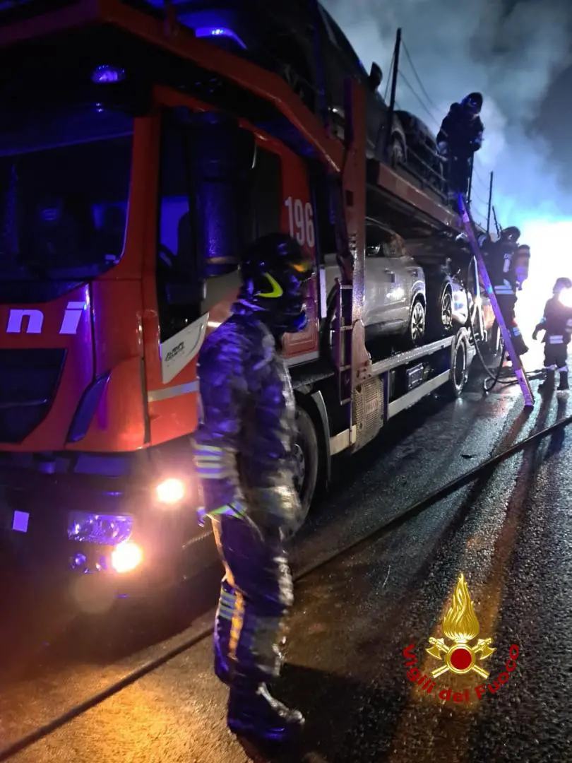 Bisarca partita da Brescia in fiamme in A4, distrutte sei auto su otto