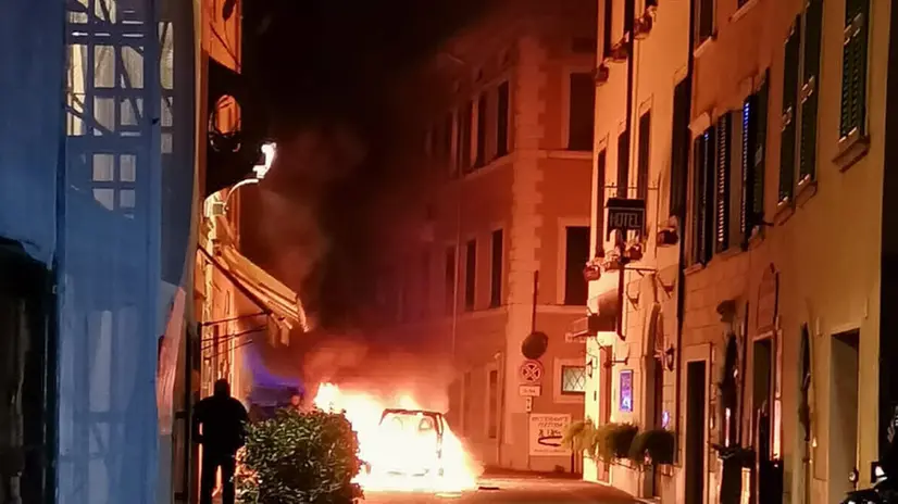Le immagini dell'auto in fiamme a Gargnano