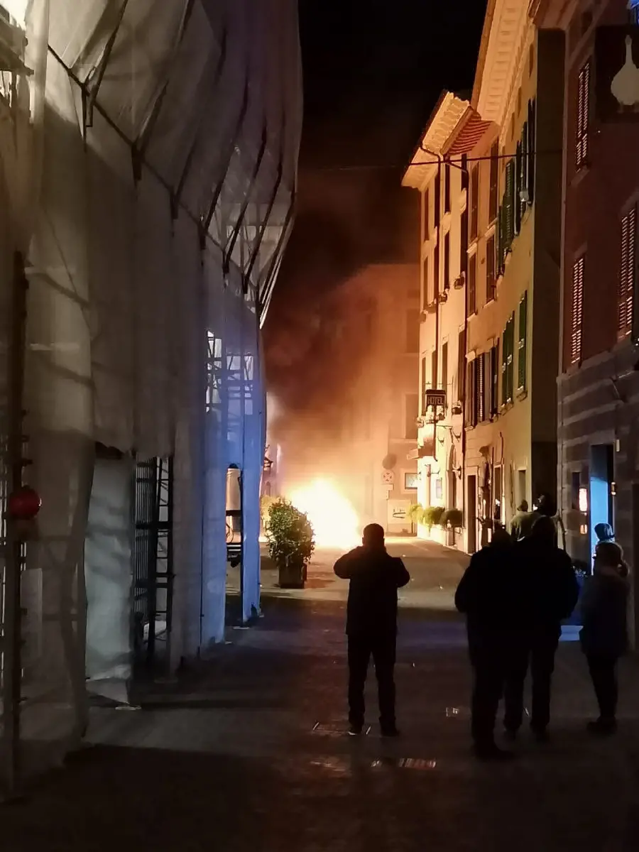 Le immagini dell'auto in fiamme a Gargnano