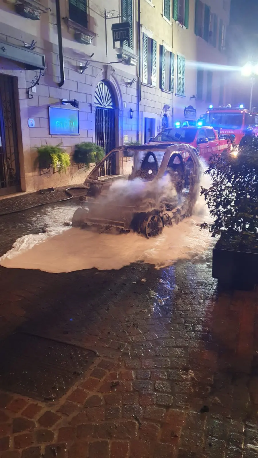 Le immagini dell'auto in fiamme a Gargnano
