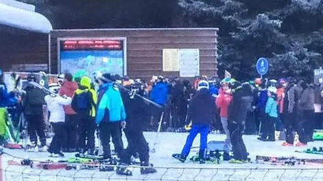 Sciatori alla partenza della cabinovia a Ponte di Legno - © www.giornaledibrescia.it